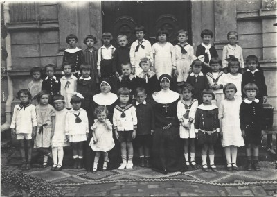 A3676N Elevi și călugărițe catolice, Cernăuți, 1928 foto