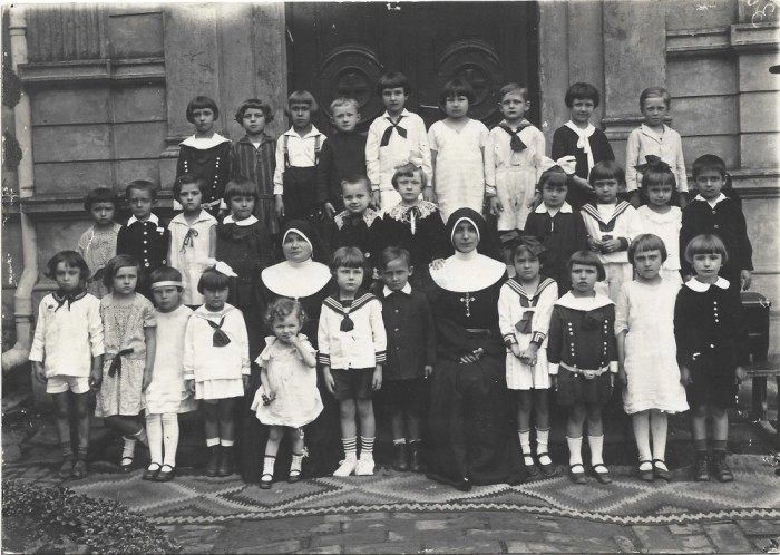 A3676N Elevi și călugărițe catolice, Cernăuți, 1928