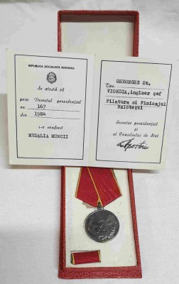 Epoca de Aur - SUPERB Lot COMPLET Medalie - Cutie, Bareta, Brevet anul 1984 foto