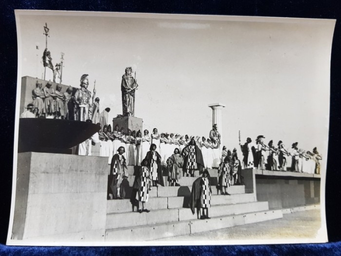 SCENA DIN SPECTACOLUL &#039; LE REVE DE TYRS &#039; - PHOTO CENTROPRESS PRAHA , FORTOGRAFIE PE HARTIE LUCIOASA , MONOCROMA, PERIOADA INTERBELICA
