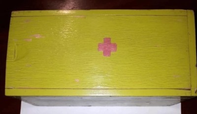 GE - Cutie Trusa sanitara goala mai veche / din lemn vopsit verde foto
