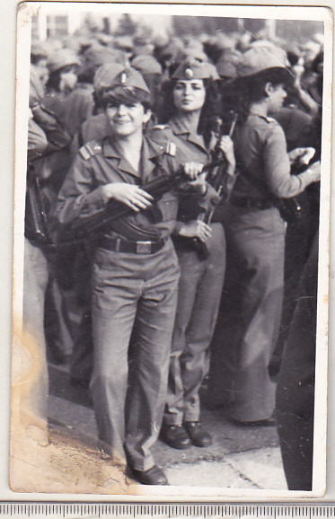 bnk foto Femei in uniforma militara la defilare