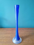Vaza subtire de sticla albastru cobalt