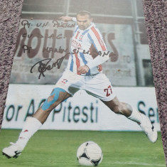 Foto color Marius Pena cu autograful jucatorului de fotbal de la Otelul Galati