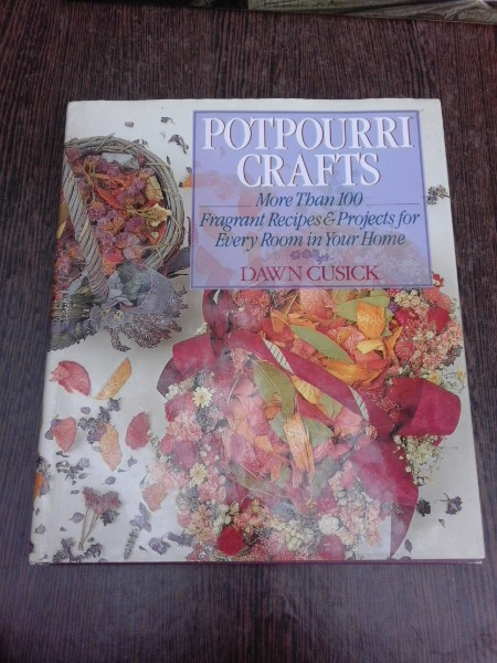 Potpourri Crafts, more than 100fragrant recipes and projects for every room in your room - Dawn Cusick (text in limba engleza)