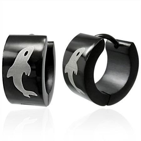 Cercei negri din oțel cu model delfin &icirc;n culoare argintie, &icirc;nchidere cu arc