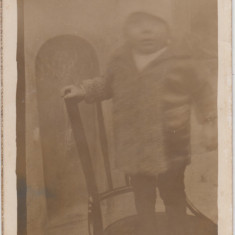 M1 B 13 - FOTO - Fotografie foarte veche - copil pe scaun - anii 1940