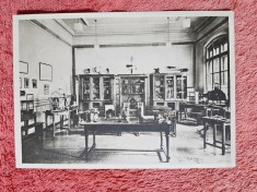 Fotografie tip carte postala, Scoala Centrala de Fete din Bucuresti, sala de fizica, inceput de secol XX
