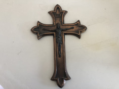 Cruce veche metalica ortodoxa cu Isus rastignit foto