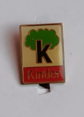 QW9 L 16 - Insigna - tematica copii - inscriptia Kinder
