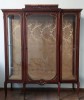 Vitrină de Lux &icirc;n Stil Louis XV &ndash; Eleganță Aristocratică și Detalii de Epocă
