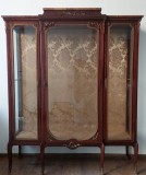 Vitrină de Lux &icirc;n Stil Louis XV &ndash; Eleganță Aristocratică și Detalii de Epocă
