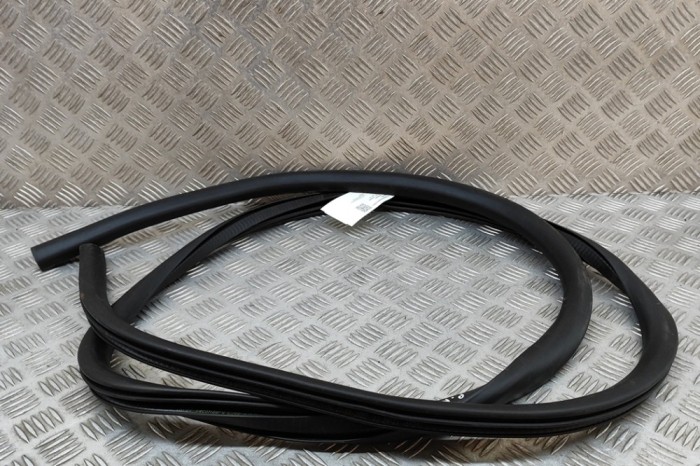 Garnitura ușă st&acirc;nga față FORD USA Mustang Mach-E 2023 OEM: LJ8B-R20708-AC,LJ8B-R20709-AC | 24529671