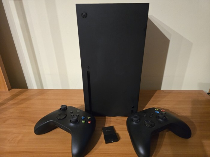 Xbox Series X 1TB + 2 Controllere + Storage Expansion 1TB Seagate