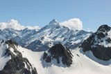 Tablou Canvas, "Măreția alpină a v&acirc;rfurilor &icirc;nzăpezite", Munte, Zăpadă, Albastru, V&acirc;rf, Cer, Nor, Piatra, 39 x 26 cm, CMCLASS