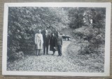 Foto grup cu automobil de epoca in fundal, Romania 1900 - 1950, Portrete