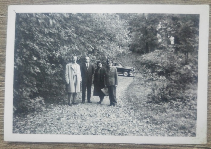 Foto grup cu automobil de epoca in fundal