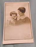 Poza de familie - mama si fica - fotografie veche, perioada regala - foto studio - fotografie anii 1920