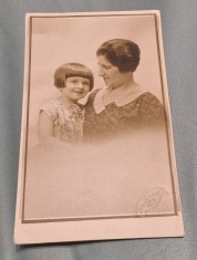 Poza de familie - mama si fica - fotografie veche, perioada regala - foto studio - fotografie anii 1920