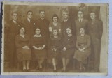 Fotografie tip carte postala, grup de barbati si femei, 1941