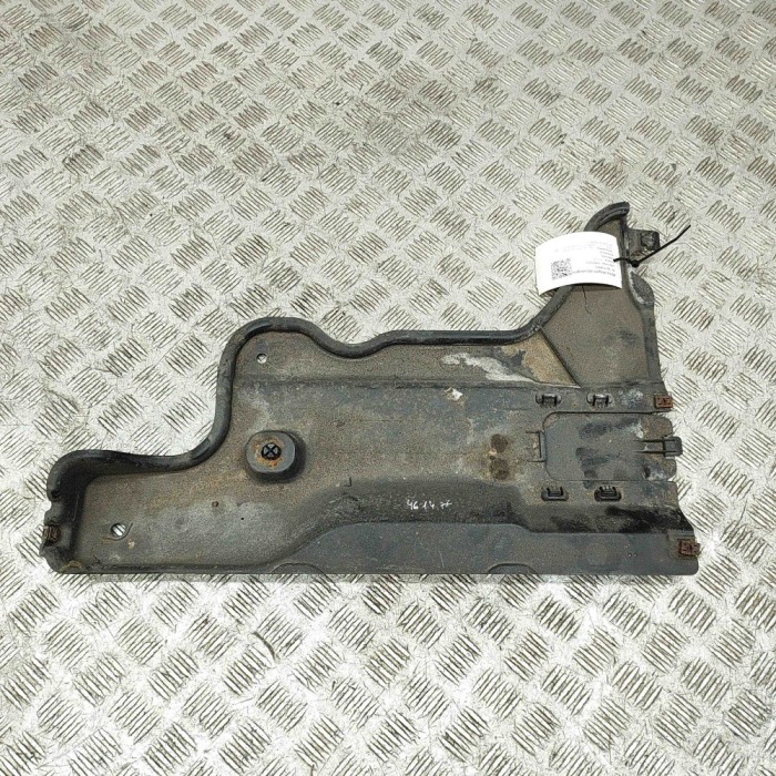 Scut motor dreapta spate VW PASSAT B8 3G2 2017 OEM: 3Q0825102A