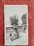 Fotografie, mama si copil la strand, 1935