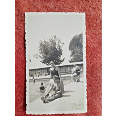 Fotografie, mama si copil la strand, 1935