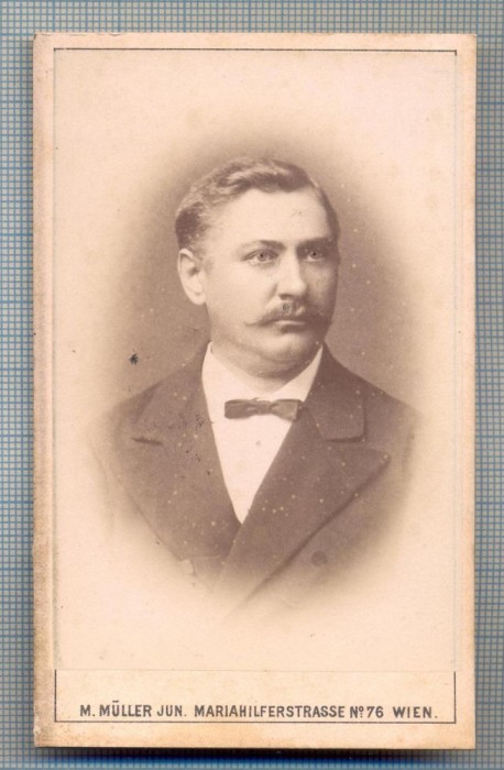 W36 FOTO CABINET -BARBAT IN TINUTA DE EPOCA-FOTOGRAF M. MULLER JUN. - WIEN