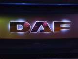 Sigla Capota Cromata DAF Iluminata LED ALB - Emblema Auto Exterior Cromat, Decupaj Laser, Prindere Prezoane
