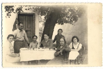 AD 1384 C. P.VECHE- GRUP IN TINUTA DE EPOCA LA MASA IN CURTEA CASEI foto
