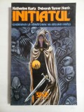 Cumpara ieftin INITIATUL * CHEMAREA LA VANATOARE VA RASUNA IARASI - Katherine Kurtz * Deborah Turner Harris
