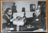 Fotografie originala, Marica Beligan intervievandu-l pe Aurel Baranga