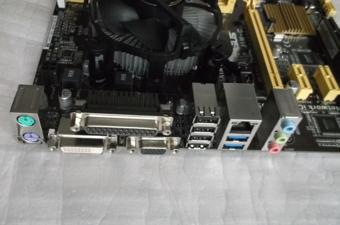 Asus H81M-C+ Pentium G 3260 + cooler + shield socket LGA 1150