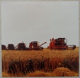 Combine intr-un camp de grau// fotografie de presa anii &#039;90-2000, Romania 1900 - 1950, Portrete