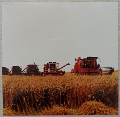 Combine intr-un camp de grau// fotografie de presa anii &amp;#039;90-2000 foto