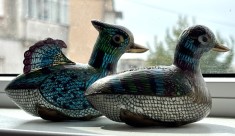Rate Mandarin - 2 figurine vintage chinezesti din email si cupru, realizate cu tehnica cloisonne tip vitraliu