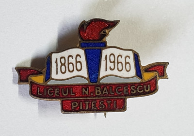 Insigna veche cultura educatie Liceul Nicolae Balcescu din Pitesti 1866 - 1966 foto