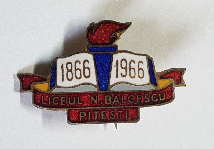 Insigna veche cultura educatie Liceul Nicolae Balcescu din Pitesti 1866 - 1966