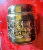 H341-Caseta-Cutie alama cu 7 Calareti pe cai in relief veche alama cu aurirea uzata si putin lovita pe 2 parti marcata de firma.