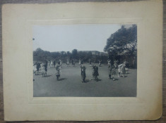 Copii jucandu-se in curtea scolii// fotografie pe carton, interbelica foto