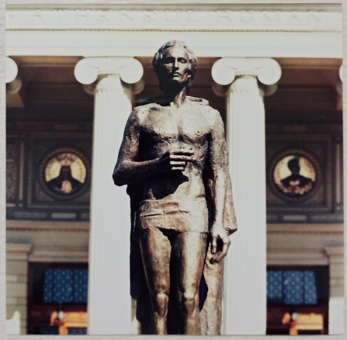 Ateneul Roman, statuia lui Eminescu// fotografie de presa anii &#039;90-2000