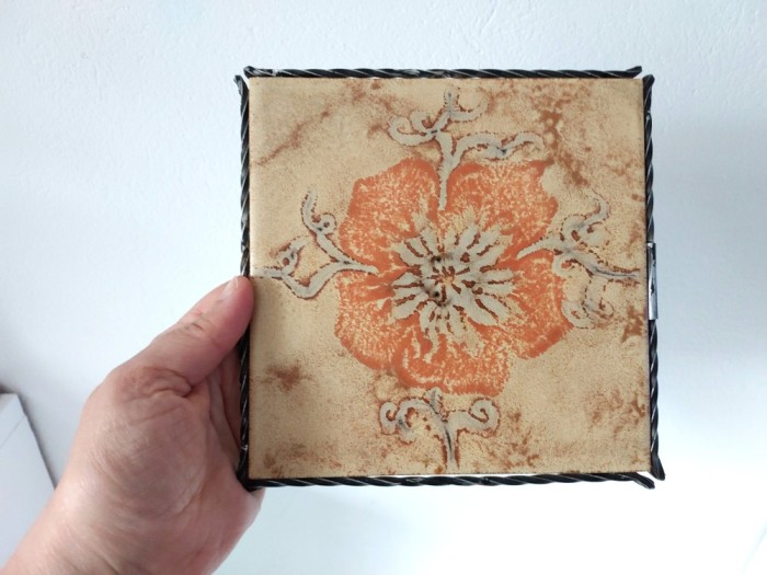 Placa ceramica faianta in cadru de metal pentru bucatarie suport vase fierbinti, decorata cu floare de crin stilizat, 15x15cm