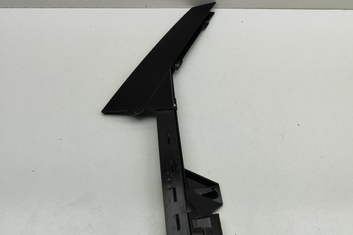 Ornament vertical ușă dreapta spate PORSCHE MACAN DKN 2021 OEM: 95B853590F | 31538257