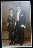 Fotografie tip Carte Postala, Barbat si femeie, in tinute de gala, perioada interbelica