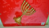 G356- Menora mica Israel lumanari 7 brate alama/ bronz masiv aurit in patina timpului stare buna. Inaltime 12,5, latime 10,5 cm.