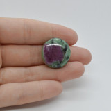 Cabochon rubin in zoisit 22x22x6mm c60