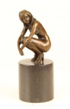 Nud ghemuit-statueta din bronz cu un soclu din marmura KF-45