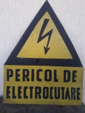 Tabla Vopsita Pericol Electrocutare Romania Comunista 49x38cm Decor Industrial Vintage Colectie