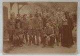 FOTOGRAF HERNES JERNO , GRUP DE SOLDATI DIN ARMATA AUSTRO - UNGARA , ALATURI DE UN PREOT , FOTOGRAFIE , CCA. 1900