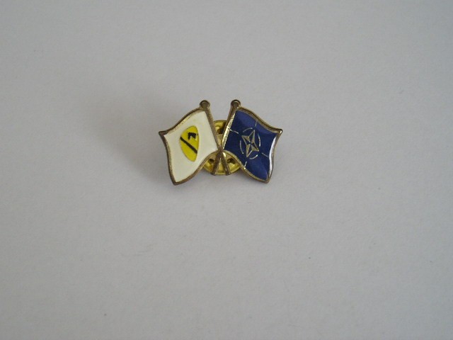 QW9 N3 33 - insigna - steaguri - NATO - Aliati